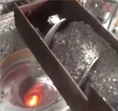 Smeltende aluminiumsspåner til fremstilling af ingot